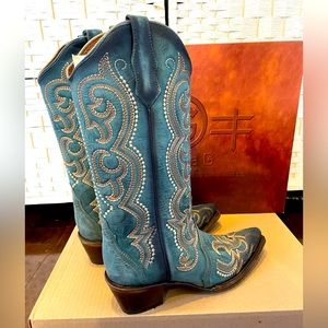 Women's Circle G Embroidery & Triad Western Boots × 1
8.5 / M / Blue Jean